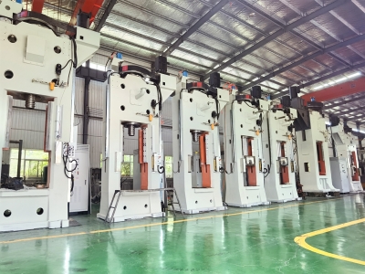 压砖机批量发货，场面壮观