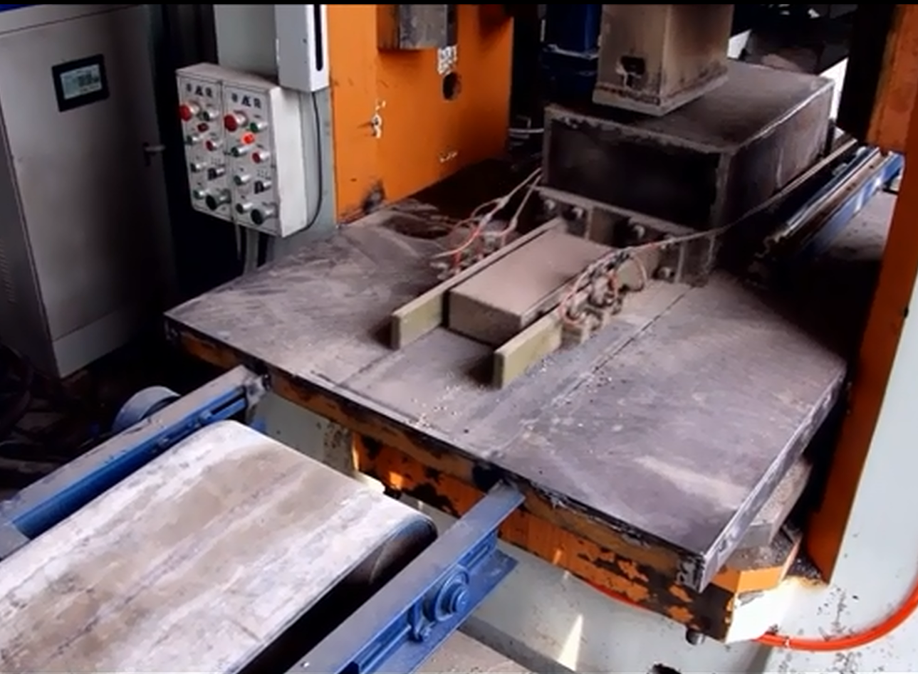 电动螺旋压力机自动计量布料、成型、出砖