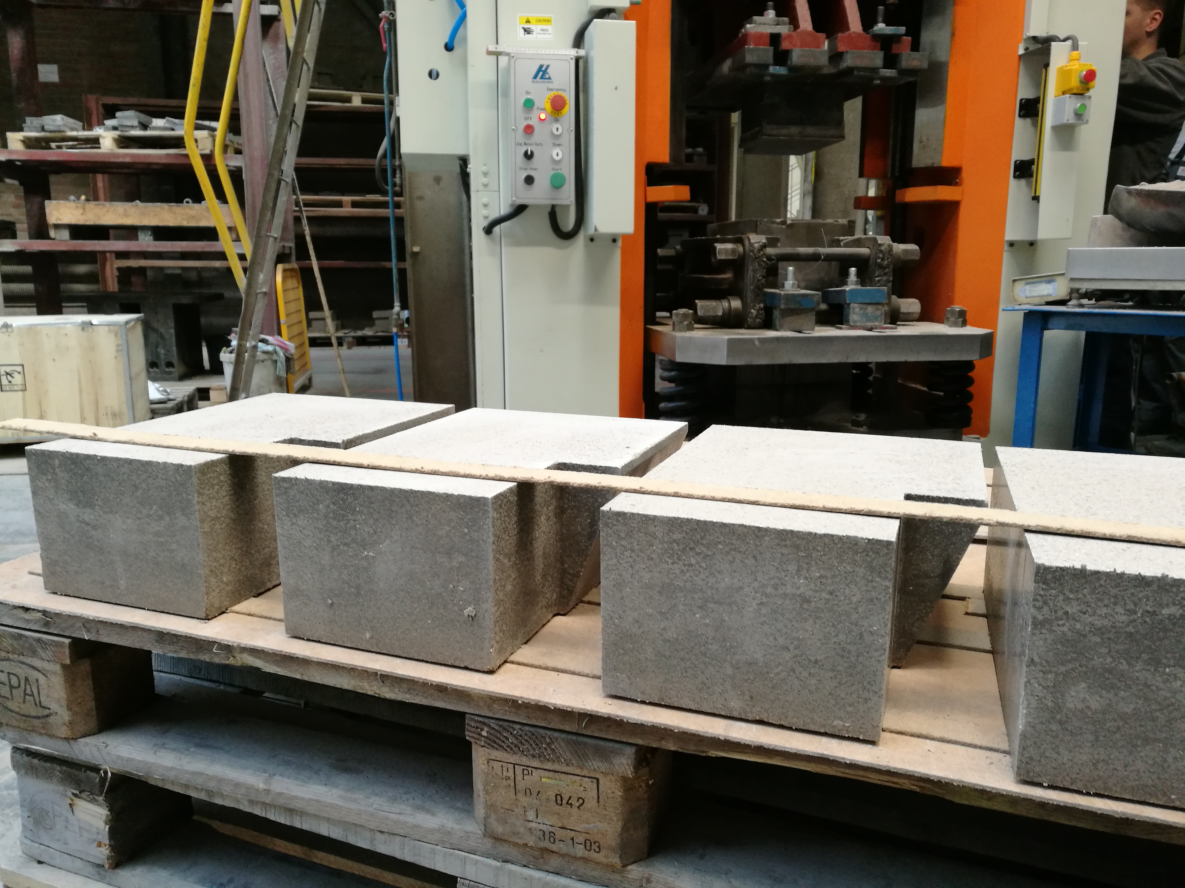 电动螺旋压力机异型砖、特异型砖客户现场