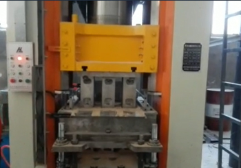 400T电动螺旋压力机一次出三块砖现场视频