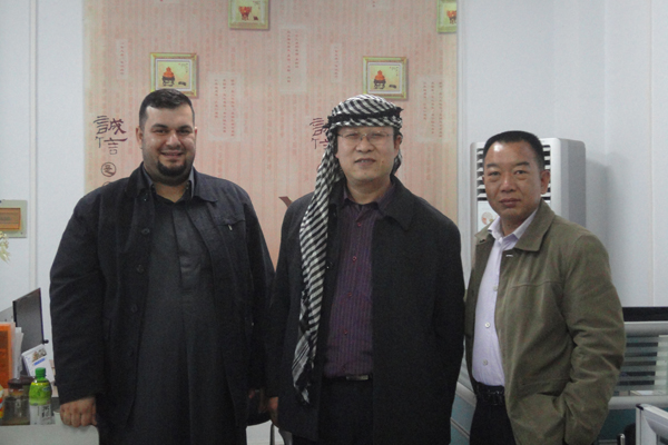 伊拉克客商盛赞数控压力机，赠阿拉伯头巾